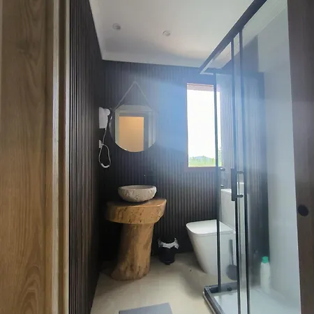 Con Hermosas Vistas A *