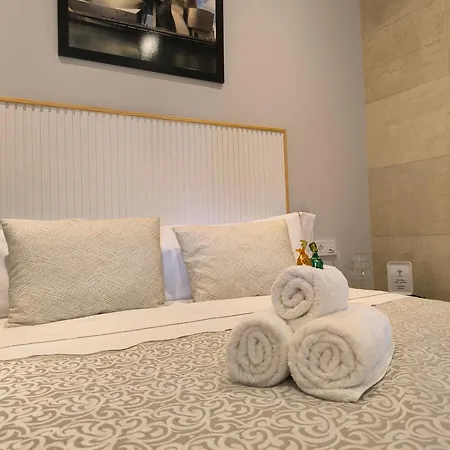 Con Hermosas Vistas A *